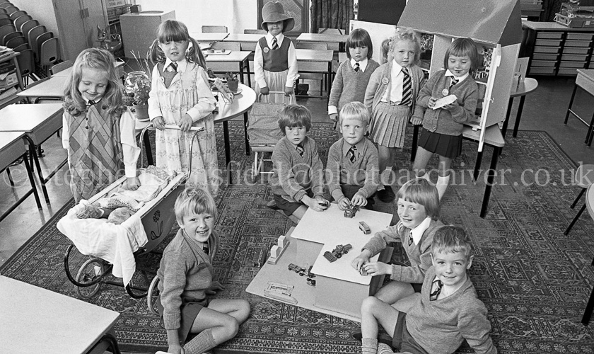 Neilston Primary One's 1975.