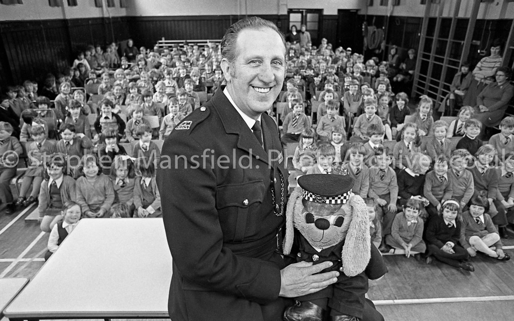P.C. Shiny Buttons was well known in Renfrewshire schools in the seventies as the cheery hound belonging to Renfrew Police Road Safety Department and when his handler, P.C. Moffat retired from active duty, St. John's Primary in Barrhead gave him a rousing send off.<br />Picture by Stephen Mansfield.  1122_005
